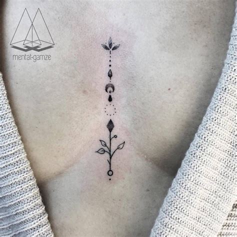 tatuajes en el medio de los senos|Tatuajes en medio de los senos significado: Descubre el simbolismo